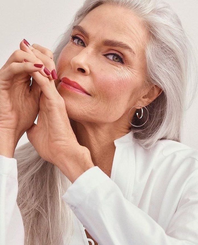Miglior trucco con i capelli bianchi: tutti i look che li valorizzano Miglior trucco con i capelli bianchi: tutti i look che li valorizzano