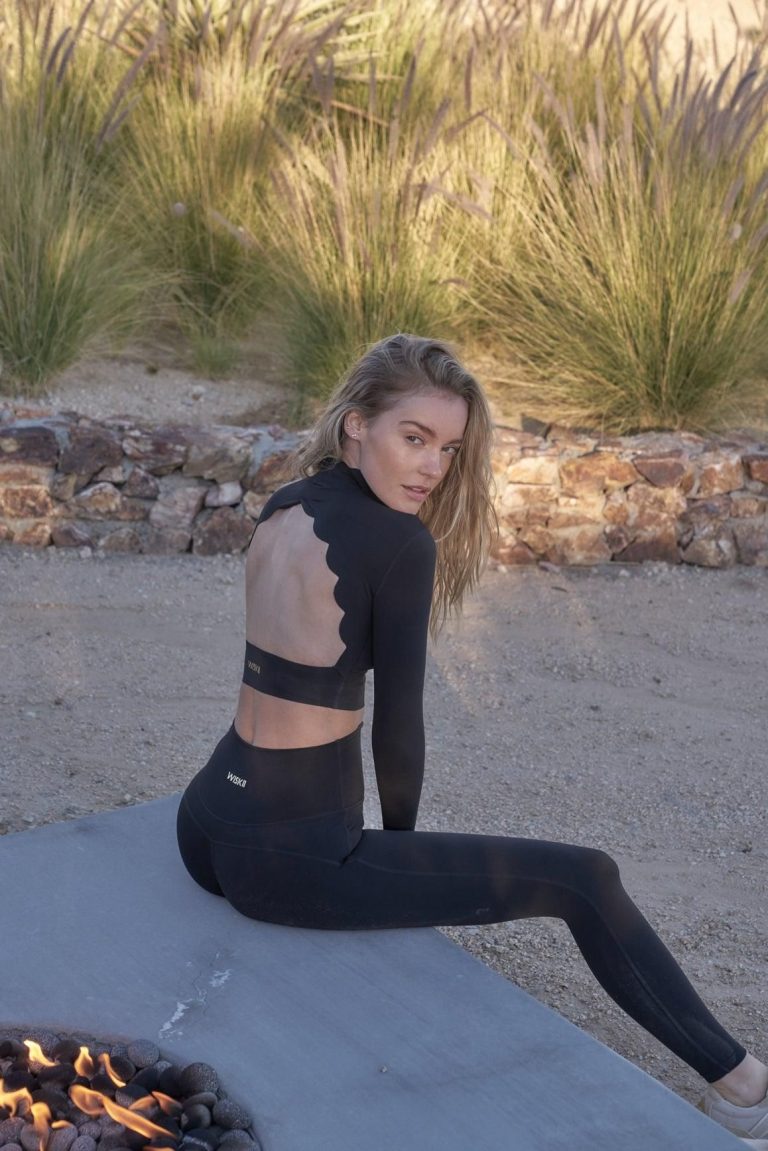 Open Back Long Sleeve Crop Top – Black / L Open Back Long Sleeve Crop Top – Black / L