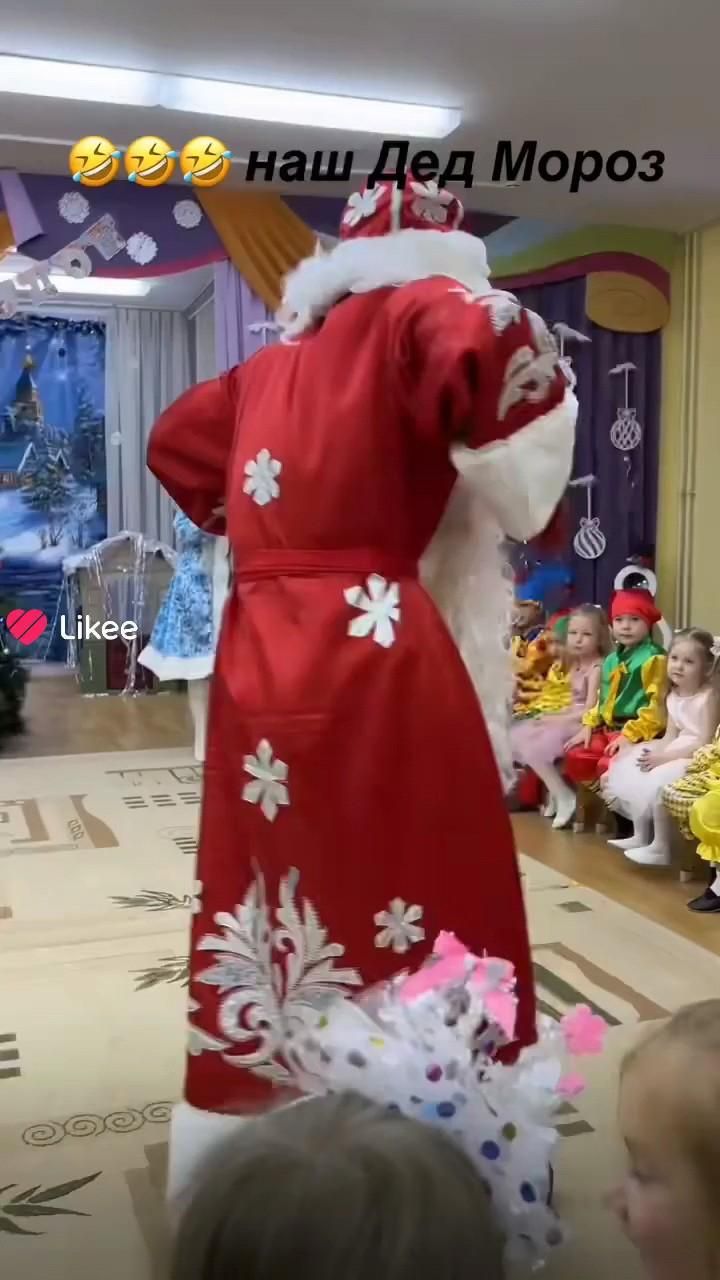 Бля жаль что у нас в садике не было такого дед мороза 😭 Бля жаль что у нас в садике не было такого дед мороза 😭